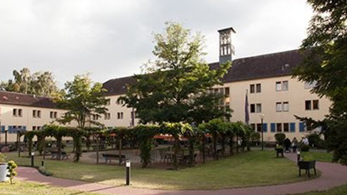 Das Erich-Raddatz-Haus mit Grünfläche im Vordergrund.