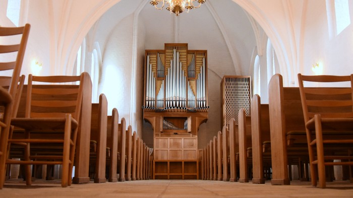 Indre del af kirke med orgel og kælderkøler
