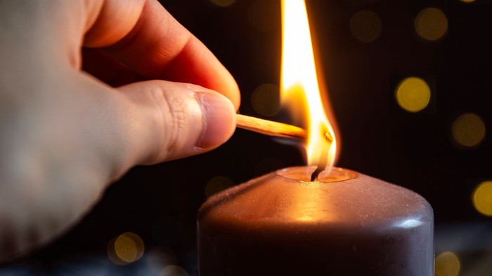 Eine Kerze wird angezündet