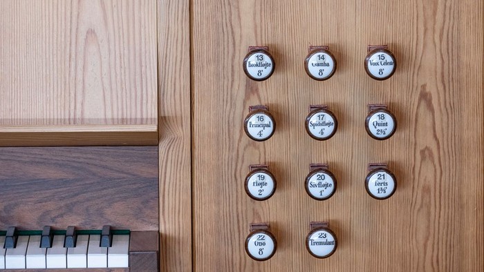 Et orgel med 12 knapper og en lille billede på den øverste del