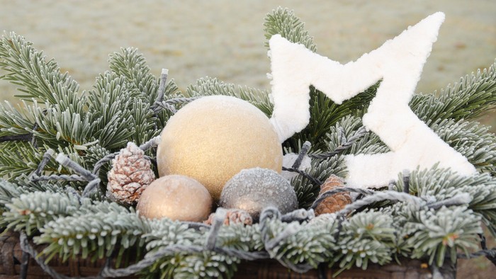 Ein Weihnachtsgesteck mit Stern und Tannengrün