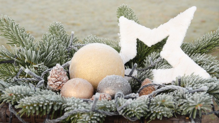 Ein Weihnachtsgesteck mit Stern und Tannengrün