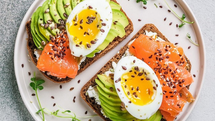 Toast med laks, æg og avokado