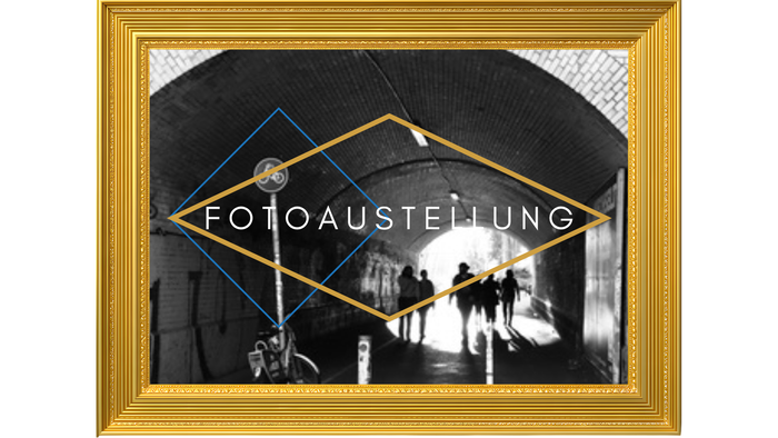 Bilder rahmen in Gold mit schwarzweißbild von Menschen in Berlin. Titel Fotoaustellung