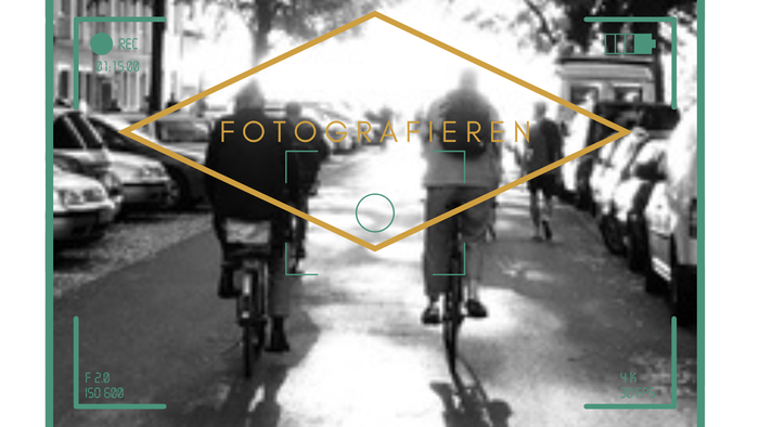 ein schwarzweiß foto zwei menschen auf dem Rad fahren der sonne entgegen umrandet von einer Kamera eine raute ist in der Mitte und darin steht Fotografieren