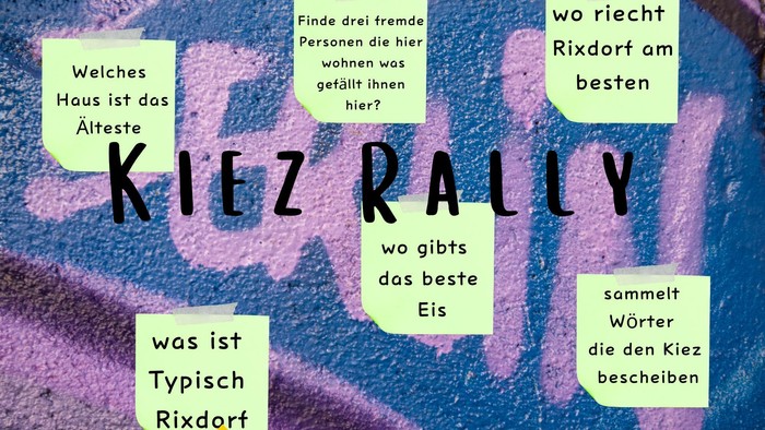 Ein Graffity i lila blau Berlin ist der Hintergrund davor hängen Post its mit Fragen drauf