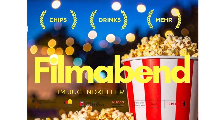 eine Popcorn tüte, gelbe Schrift: Filmabend im Jugendkeller Chips, Drinks Mehr coming soon on november 2026 blauer Himmel und Lichtpunkte im Hintergrund