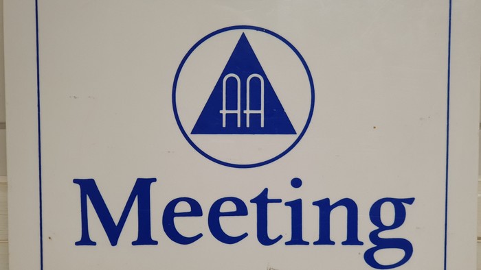 „Schild für Besprechung mit blauem Symbol und Text“