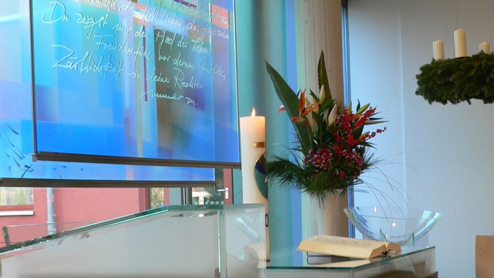 Glasaltar und Pult im Dorothee-Sölle-Haus