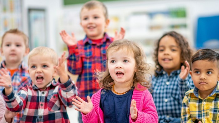 Kinder im Vorschulalter, die singen und klatschen