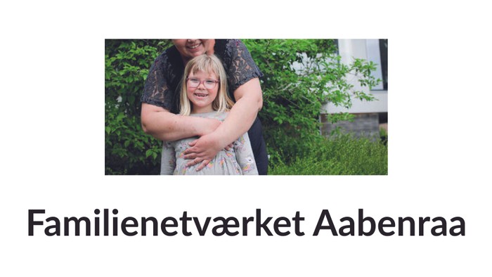 En mor og datter omfavner hinanden i en trækirkegård