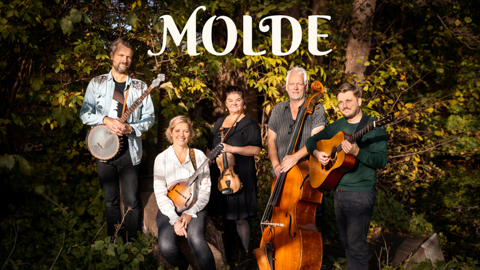 Band poserer udendørs med instrumenter, 