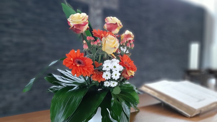 Ein Blumenstrauß in einer Vase auf einem Holztisch