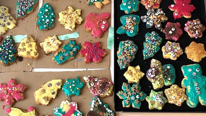 Bunte Weihnachtskekse auf Ablage