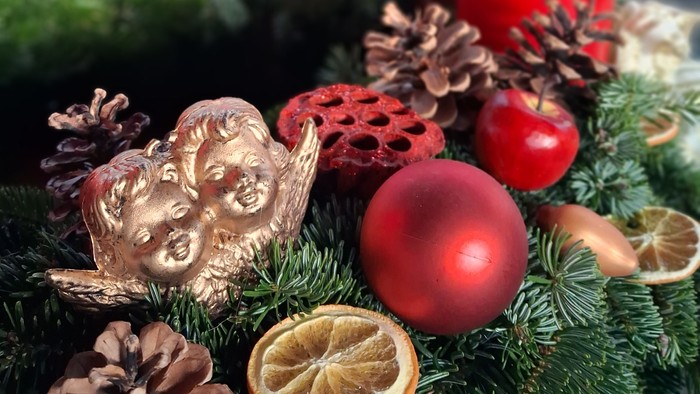 Adventskranz mit Engeln, Glaskugeln, Orangenscheiben und Kerzen