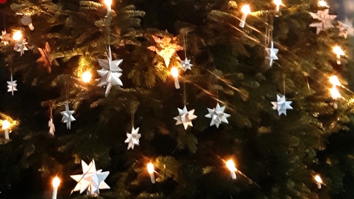 Geschmückter Weihnachtsbaum im Kirchraum