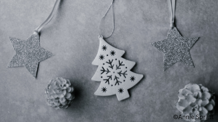 Weihnachtskarte mit Schneeflocken und Sternen, Text in Schwarz auf grauem Hintergrund