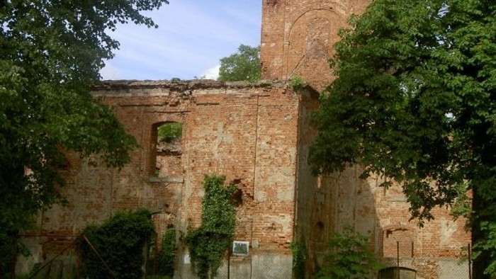 Kirchenruine in Lossow. Gedeckter Turm. Kirchenschiff ohne Dach und Fenster.