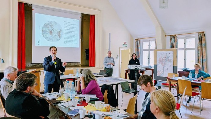 Superintendent Kunz, Präses Pfeiffer, Saskia Hebert und Synodenmitglieder während der Synode