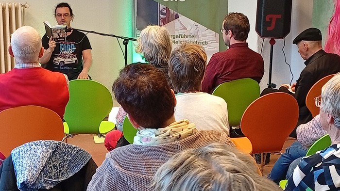 Eine öffentliche Vorlesung über Akustik mit einem aufmerksam zuhörenden Publikum.