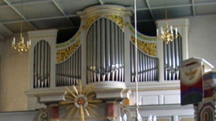 Orgel in Kirche mit Dekoration und Flagge