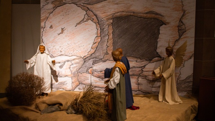 Eine Krippe mit Figuren vor einer Höhlenkulisse