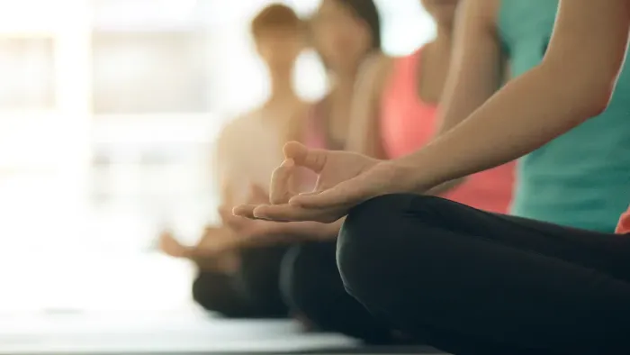 Menschen, die auf Yogamatten meditieren