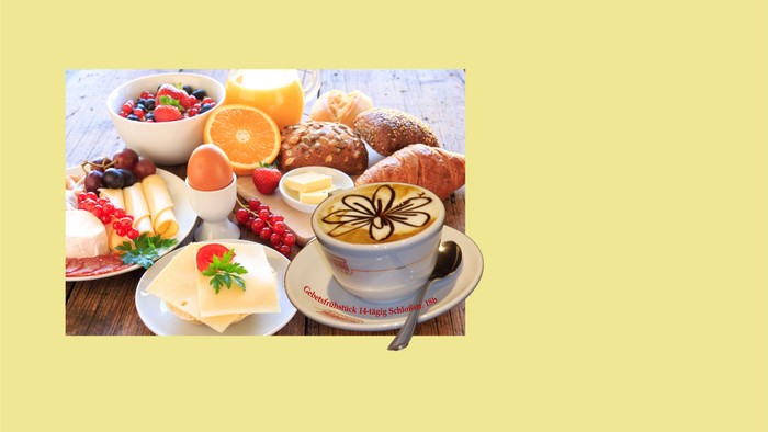 Ein Frühstücksbuffet mit Kaffee, Obst und Gebäck