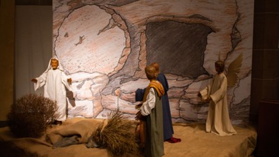 Eine Krippe mit Figuren vor einer Höhlenkulisse