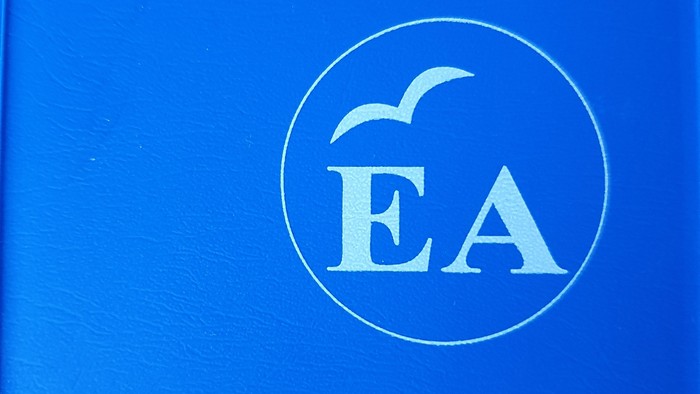 Blaue Buchumschlag mit weißer Schrift und Logo