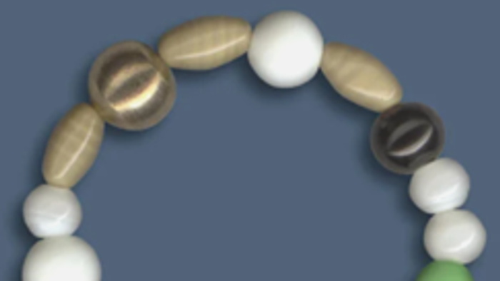 Farverigt perlekædearmbånd med perler i forskellige former og størrelser.