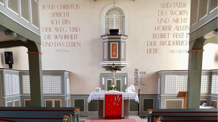 Kirchliche Innenansicht mit Altar und Kirchenbänken