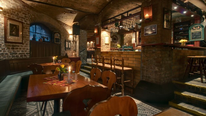 Tische und Bar im Auenkeller