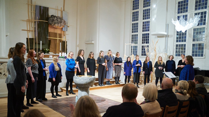 Kirkesekster, der optræder foran menigheden