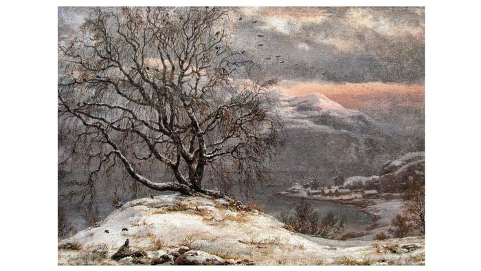 Das Bild zeigt eine schneebedeckte Winterlandschaft mit einem einsamen Baum und Bergen im Hintergrund.