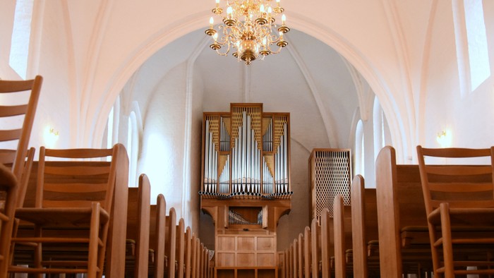 Indre del af kirke med orgel og kælderkøler