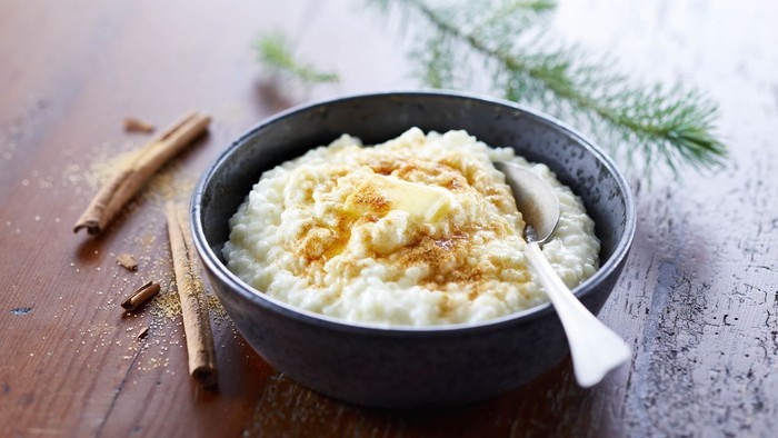 En skål med risgrynsgrøt, pænt serviert med kanel og en skøn kæmpe.