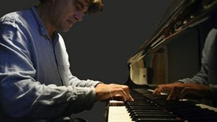 En mand spiller piano.