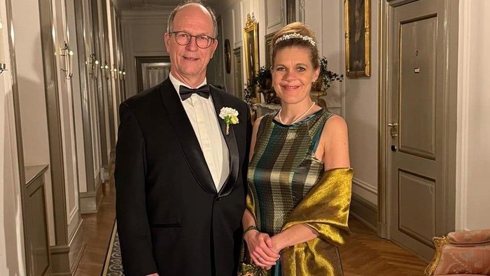 Mand og kvinde iført smoking og afenkjole