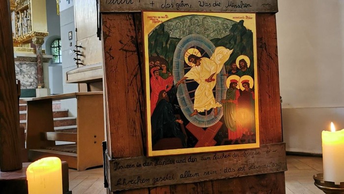 Bild einer Kirche mit Ikonen und Kerzen