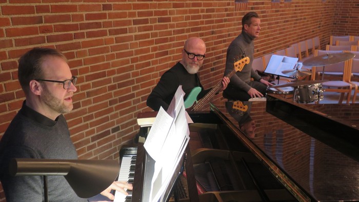 To men spiller piano, en andet ser på noter