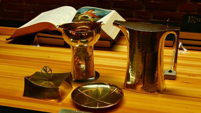 Bord med forskellige metalliske præmier og en bog