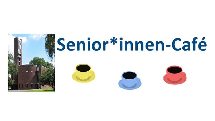 Das Bild zeigt drei bunte Tassen unter einem Schild mit der Aufschrift „Senior*innen-Café“, im Hintergrund ist ein Gebäude zu sehen.