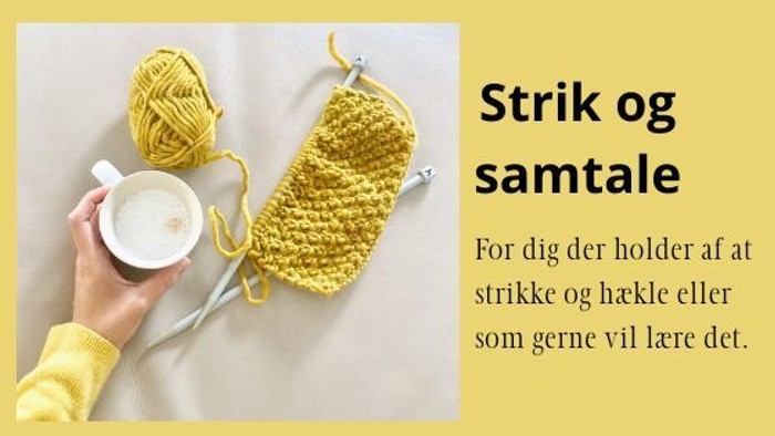 En hånd holder en kaffekop og en strå, med strågarn og kniv i baggrunden