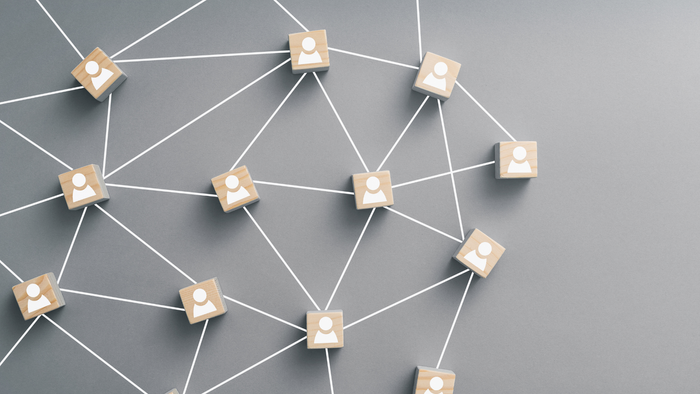 Netzwerk aus Knoten und Verbindungen, dargestellt durch Würfel mit Zahlen.