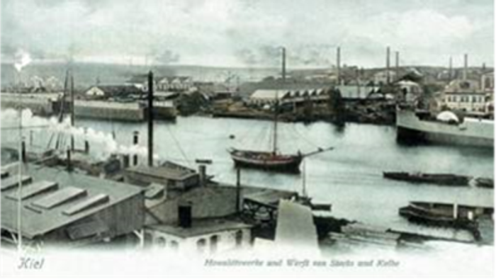 Historisches Bild vom Hafen von Kiel mit Schiffen und Kränen