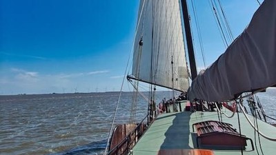 Segelboot auf dem Wasser unter blauem Himmel
