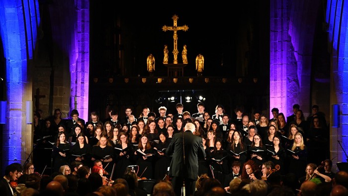 Durham University Choral Society bei einem Konzertauftritt in einer Kirche