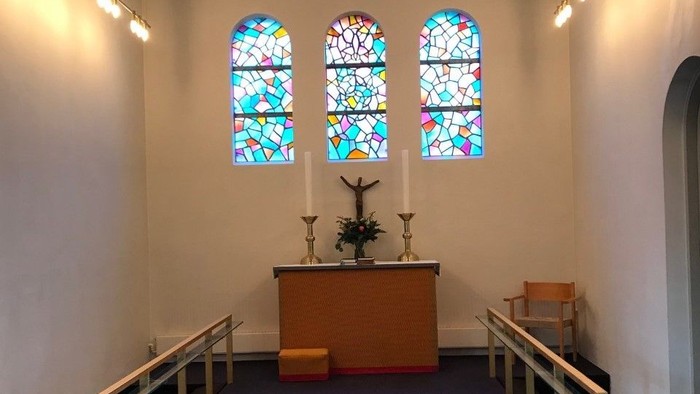 Lille kapel med alter, stained glass vinduer og to stolene