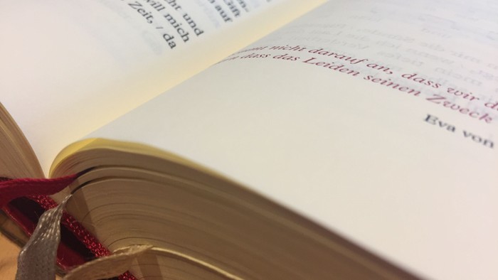 Aufgeschlagenes Gesangbuch